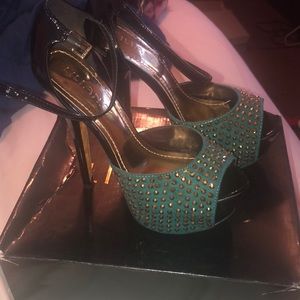 Women’s heels color black and teal 10/10 Condition
